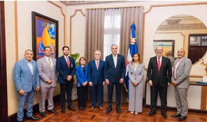 Abinader recibe a directivos de Adora por centenario de la radio en RD