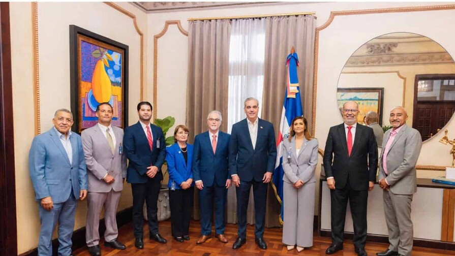 Abinader recibe a directivos de Adora por centenario de la radio en RD