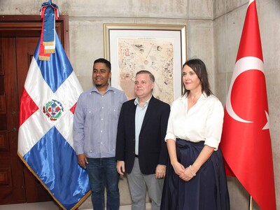 Embajada de Turquía dona un mapamundi al Faro a Colón