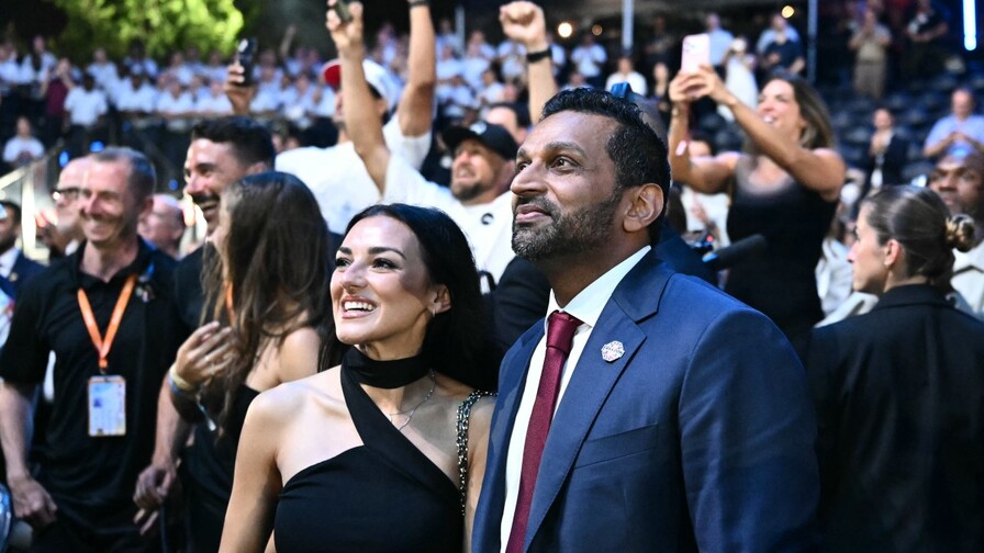 El director del FBI se compromete con una cantante de country El director del FBI se compromete con una cantante de country