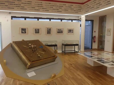 Libro Salvador Dalí robado en Centro de Arte Issoire