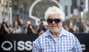 Pedro Almodóvar quiere llevar al cine una historia de amor lésbico con Peces