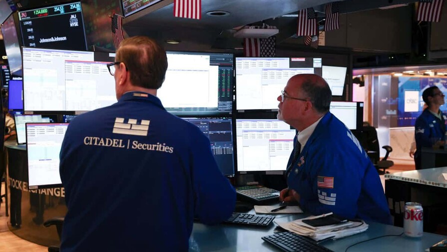 El petróleo cede: el Brent baja a 100 dólares y el WTI cae a 90 El petróleo cede: el Brent baja a 100 dólares y el WTI cae a 90