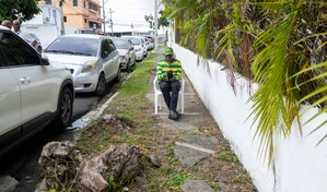 Acera da&ntilde;ada obliga a peatones a caminar por la calle en Los Jardines del Norte