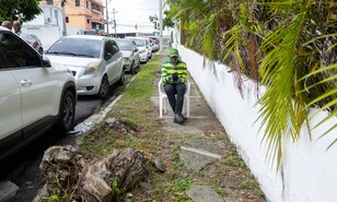 Acera da&ntilde;ada obliga a peatones a caminar por la calle en Los Jardines del Norte