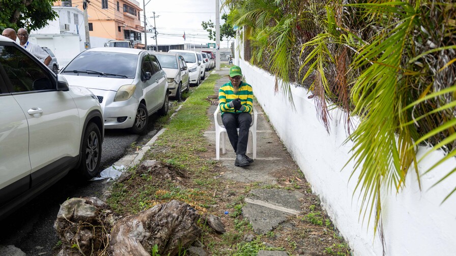 Acera da&ntilde;ada obliga a peatones a caminar por la calle en Los Jardines del Norte