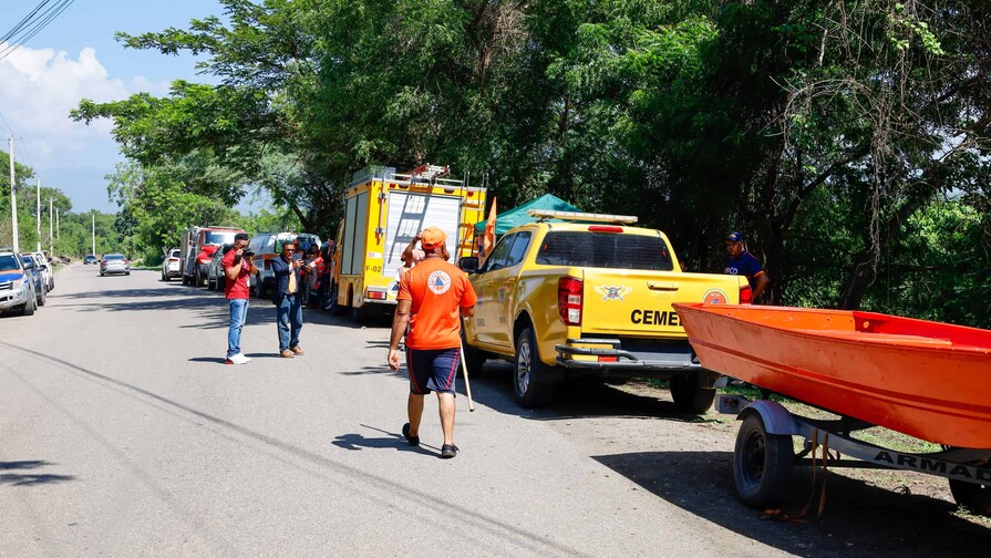 Buscan por tierra, agua y aire a menor de 14 años desaparecida en el Yaque del Norte Buscan por tierra, agua y aire a menor de 14 años desaparecida en el Yaque del Norte