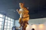 Una estatua dorada de Trump desnudo con un palo de golf sorprende al Parlamento Europeo