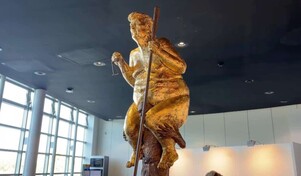 Una estatua dorada de Trump desnudo con un palo de golf sorprende al Parlamento Europeo