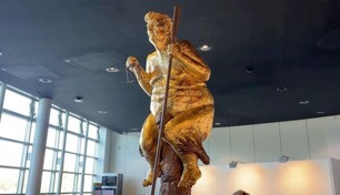 Una estatua dorada de Trump desnudo con un palo de golf sorprende al Parlamento Europeo