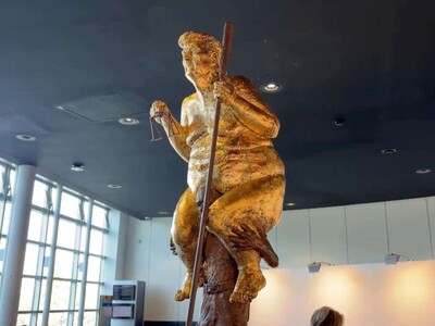 Estatua dorada de Trump desnudo con palo de golf Parlamento UE