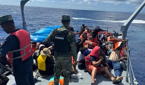 Guardia Costera de EE. UU. rescata a 61 migrantes de embarcaci&oacute;n que se hund&iacute;a cerca de Saman&aacute;