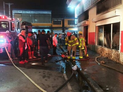 Incendio en mueblería de Santiago moviliza bomberos y causa pérdidas