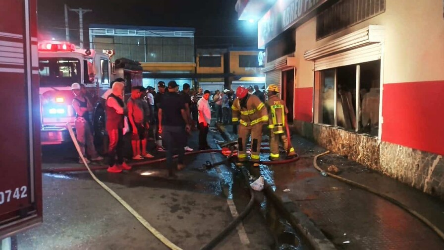 Incendio afecta parcialmente una muebler&iacute;a en Santiago