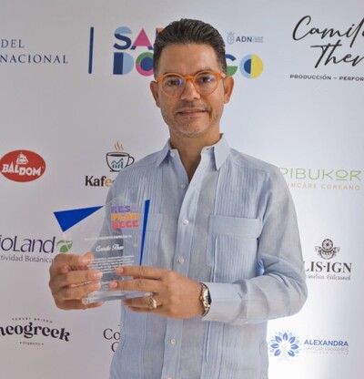 Camilo Then recibe reconocimiento por su trayectoria en la producci&oacute;n de eventos