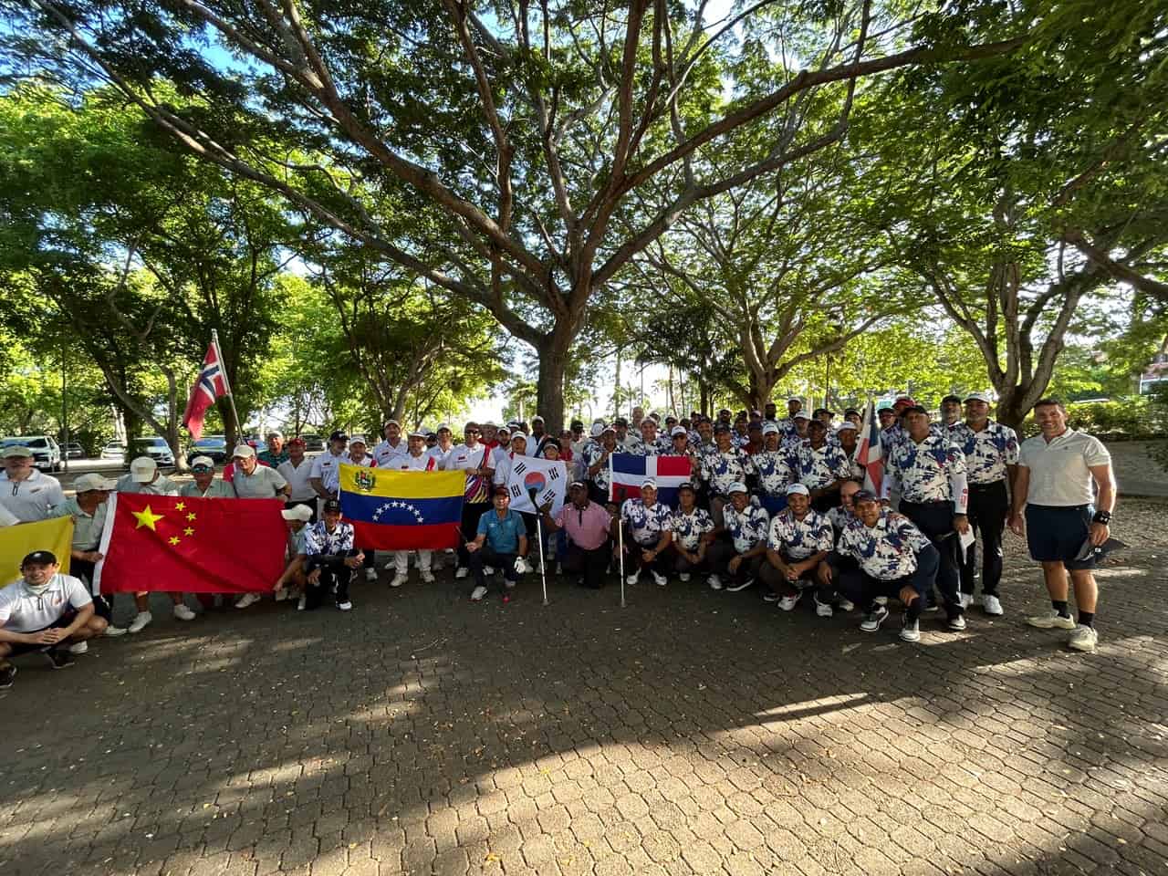 Golfistas de diferentes nacionalidades acompa&ntilde;aron a Manuel De Los Santos durante el homenaje realizado en el marco del Torneo entre Naciones 2026.