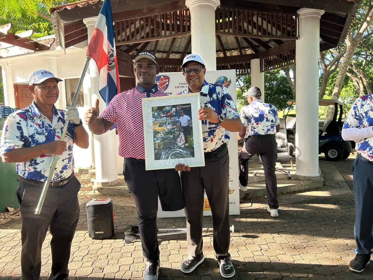 Manuel De Los Santos comparte junto a golfistas de diferentes nacionalidades durante el Torneo entre Naciones 2026.
