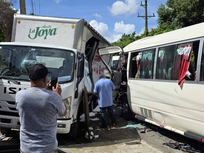 Fallece chofer tras accidente entre autobús y camión en Hato Mayor