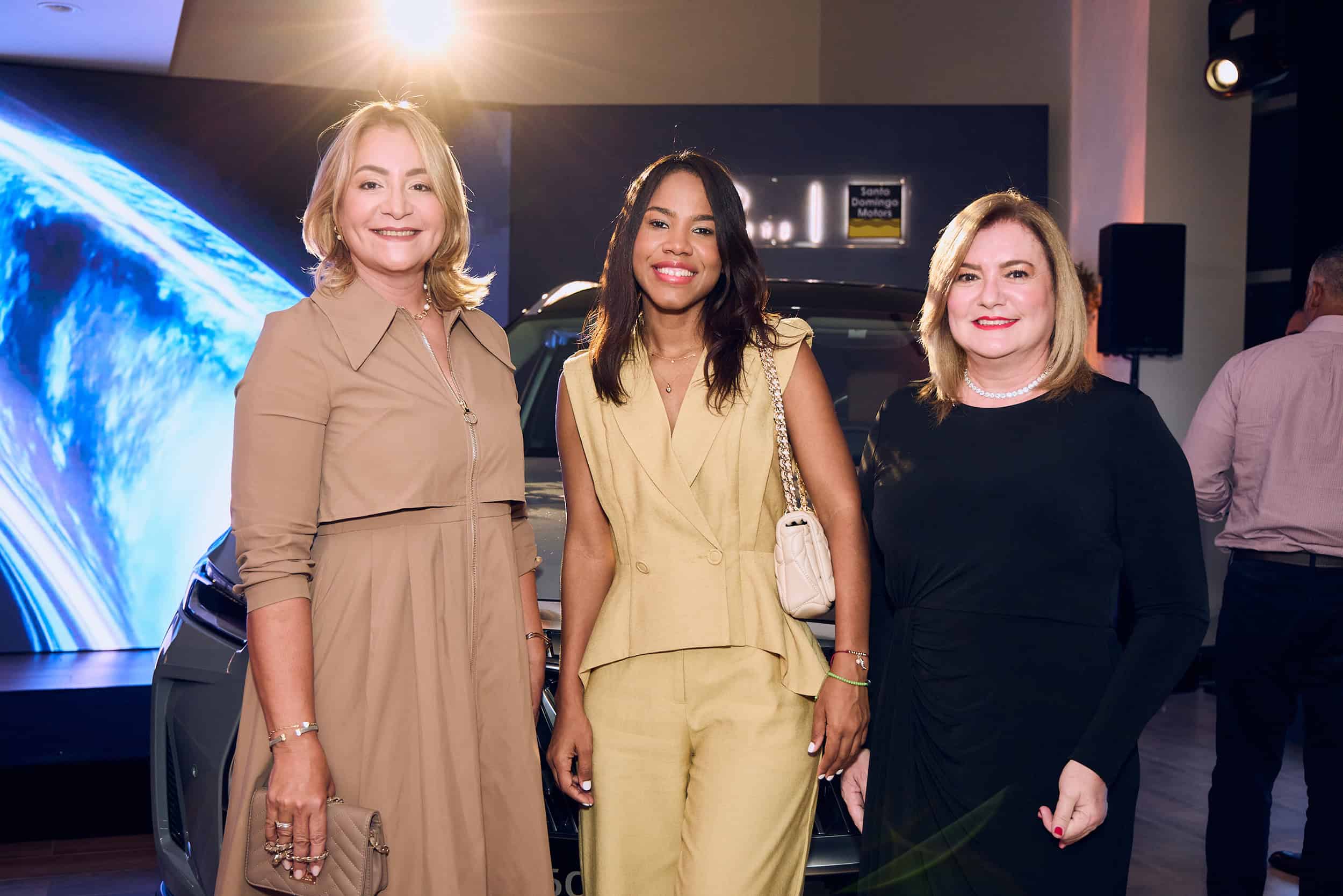 Pamela Ferm&iacute;n, Kenia Ferreira y Carlota Blasco.