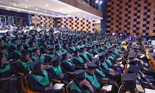 Iglobal grad&uacute;a a 241 nuevos profesionales y les pide no delegar en la IA sus decisiones
