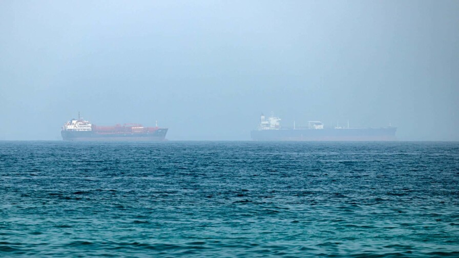 Irán amenaza con cerrar rutas petroleras mientras EE. UU. afirma que perdió el control de Ormuz