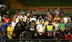 Bomberos capacitan seguridad del Escogido para manejo de emergencias