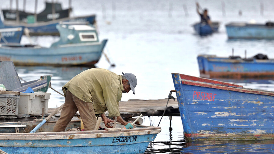 Puerto Esperanza, el pueblo pesquero de Cuba que cambió la esperanza por la supervivencia