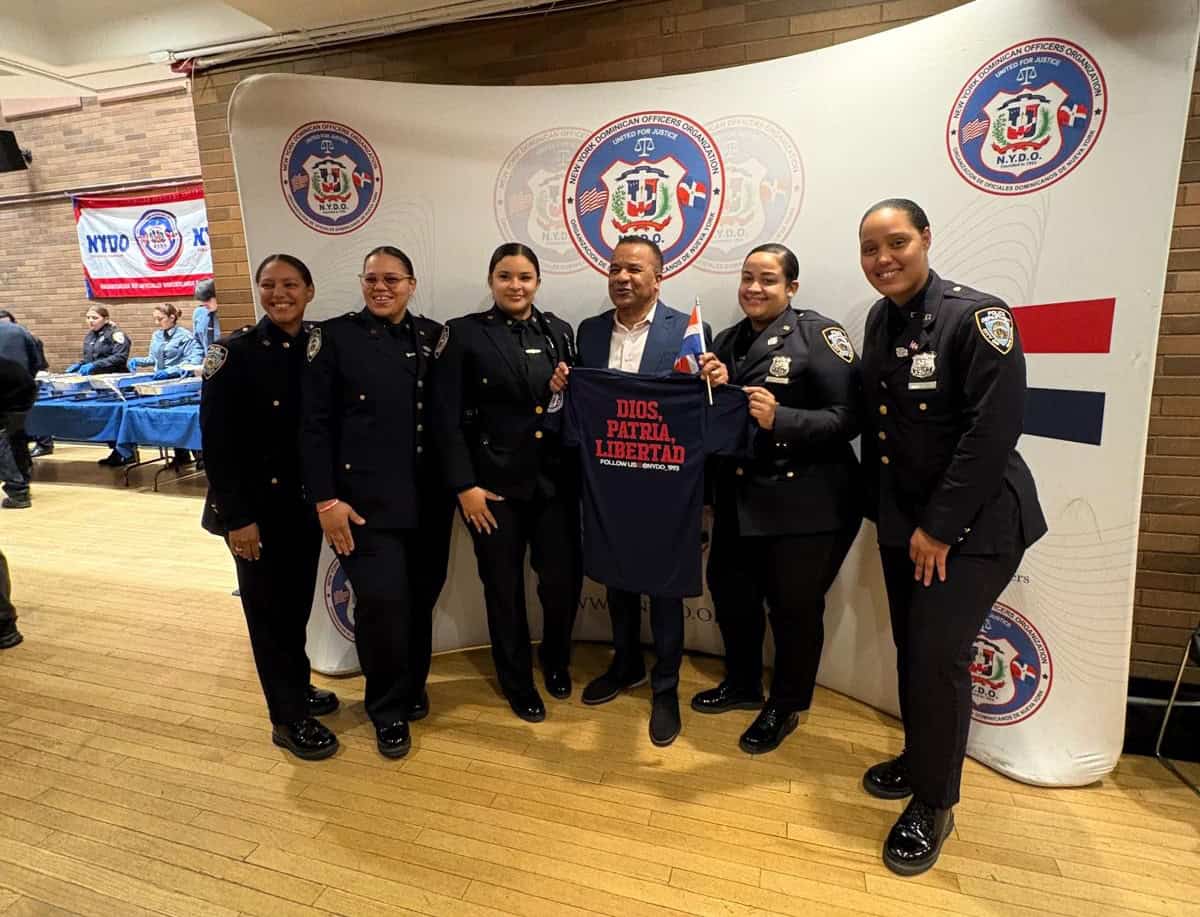 Vidal Cedeño junto a oficiales de la sociedad hispana del Departamento de Policía de Nueva York (NYPD) tras recibir el reconocimiento por su trayectoria y aportes a la comunidad hispana en la ciudad.