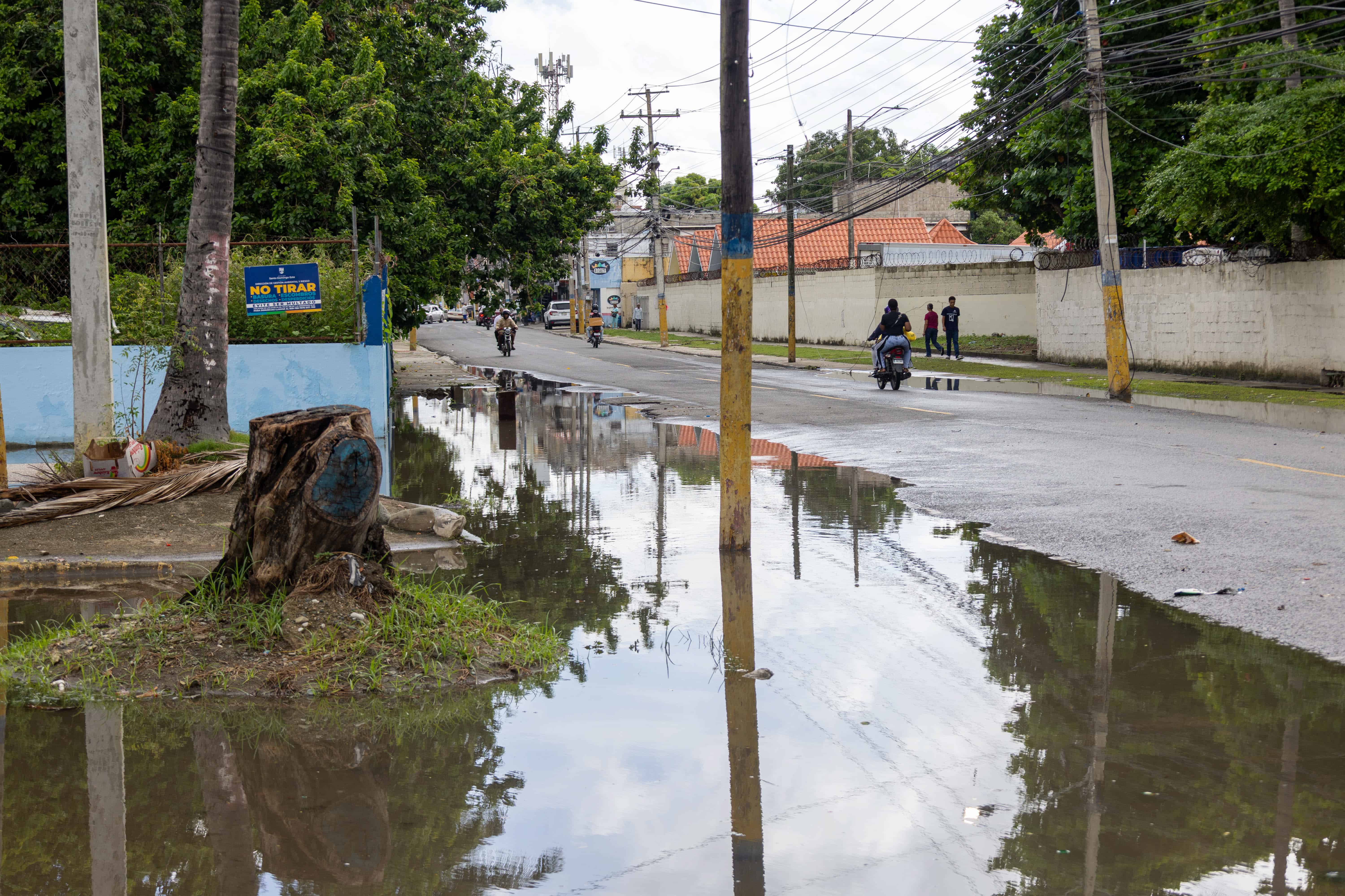 Agua acumulada en una calle del sector El Pensador, en Villa Duarte, Santo Domingo Este, tras las lluvias registradas este jueves.