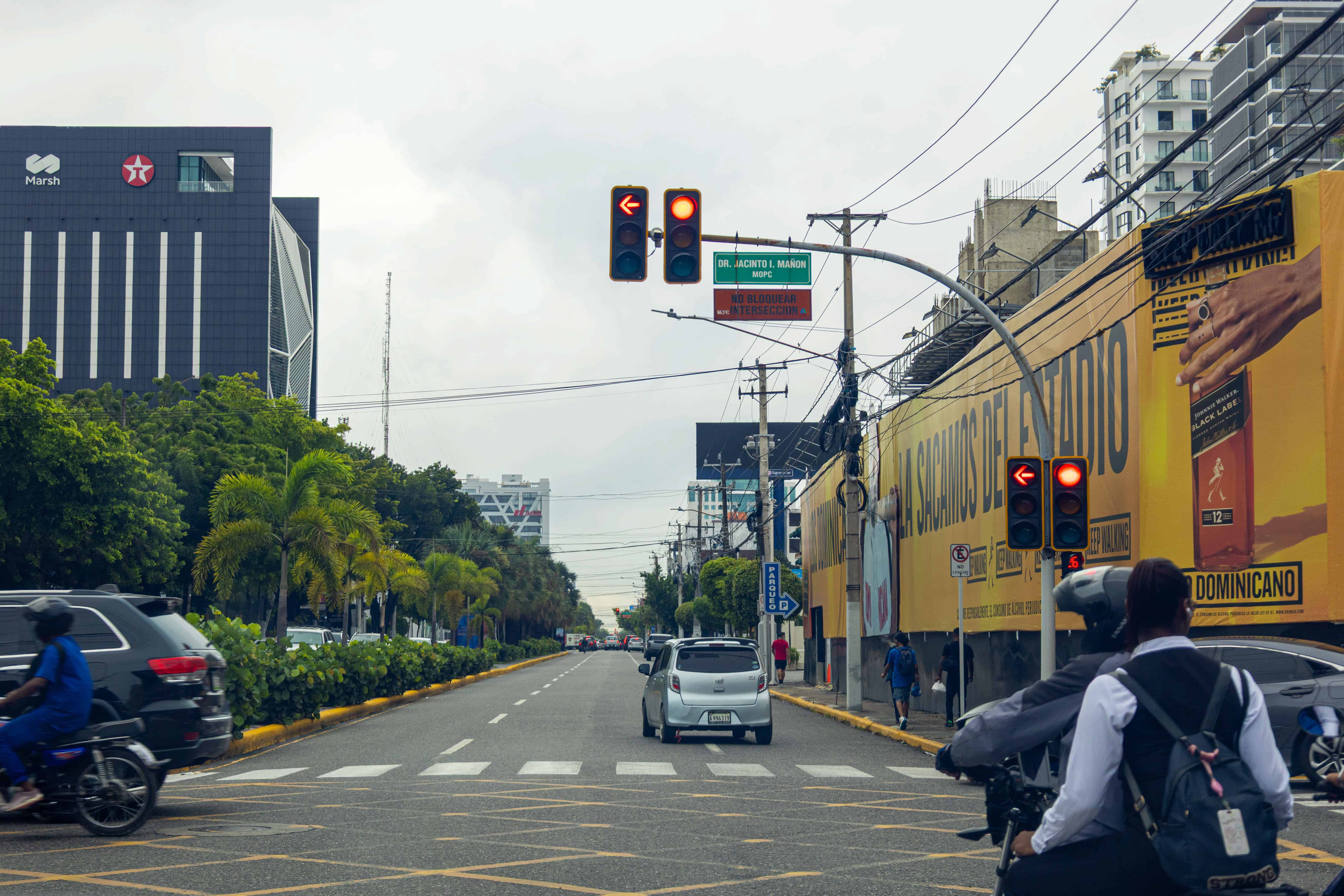 El tránsito se mantenía fluido este jueves en la avenida Abraham Lincoln, pese a las lluvias registradas desde la madrugada.