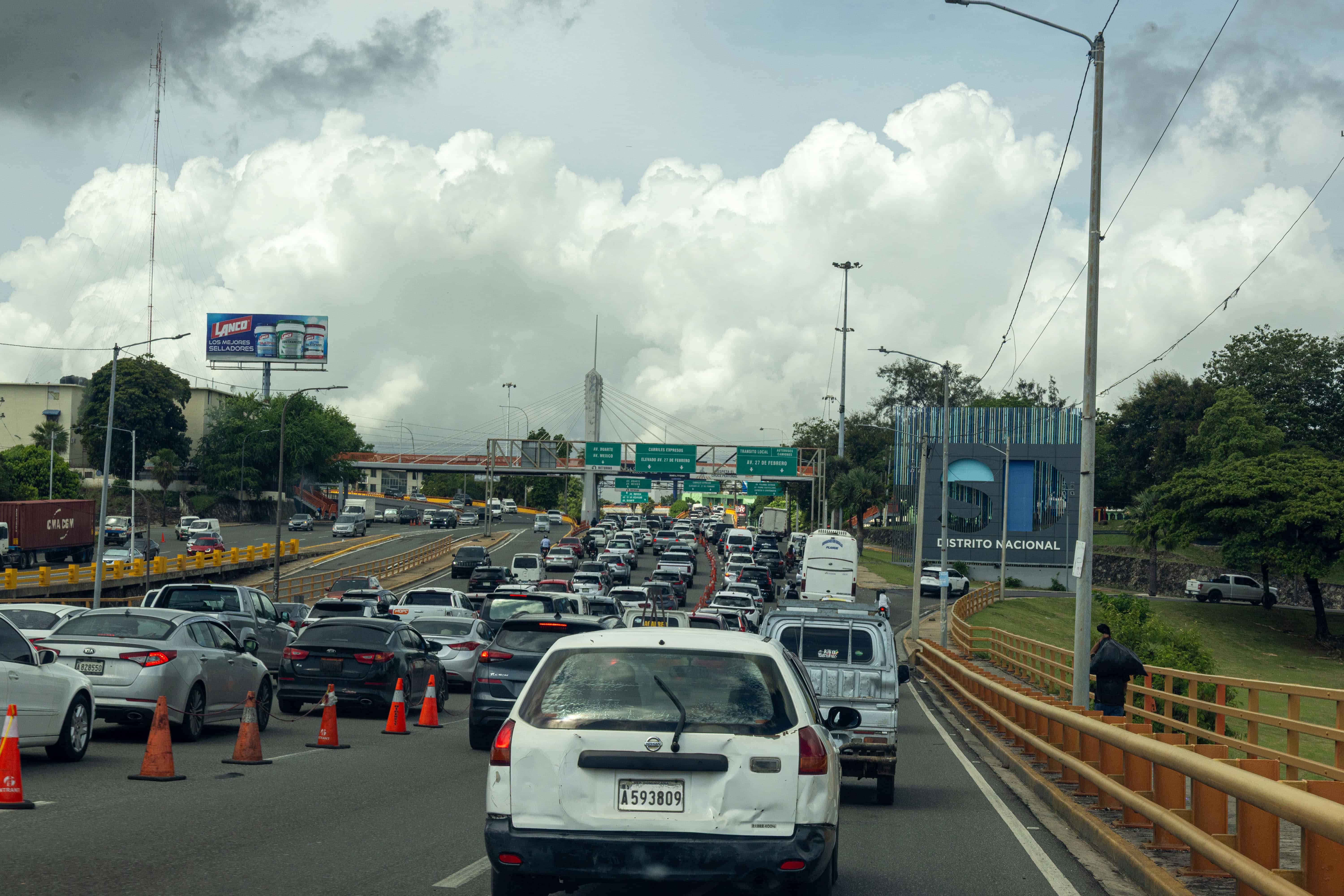 Conductores circulan luego de las lluvias registradas desde la madrugada.