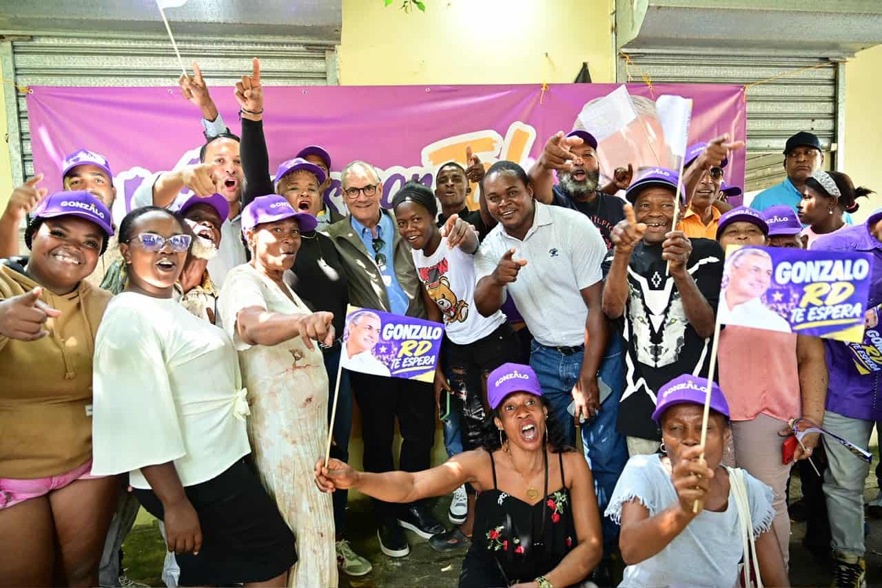 El aspirante presidencial pelede&iacute;sta Gonzalo Castillo junto a simpatizantes en su visita a Monte Plata.&nbsp;