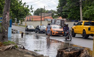 Entre charcos y veh&iacute;culos: as&iacute; transitan los peatones cuando llueve en Los Mameyes