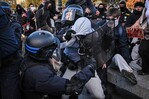 Comienzan las primeras cargas policiales en las marchas de estudiantes en Par&iacute;s