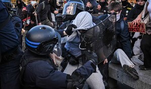 Comienzan las primeras cargas policiales en las marchas de estudiantes en Par&iacute;s