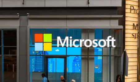 Gobierno de Trump excluye a Microsoft y Adobe de programa migratorio por presunto fraude