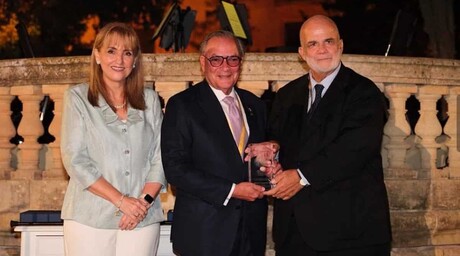 Frank Rainieri recibe el WTTC Icon Award por su contribuci&oacute;n al desarrollo de Punta Cana