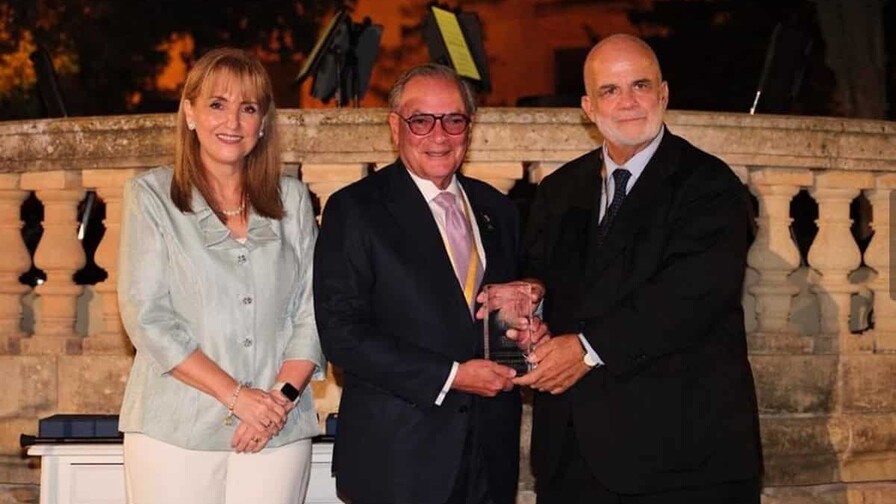 Frank Rainieri recibe el WTTC Icon Award por su contribución al desarrollo de Punta Cana Frank Rainieri recibe el WTTC Icon Award por su contribución al desarrollo de Punta Cana