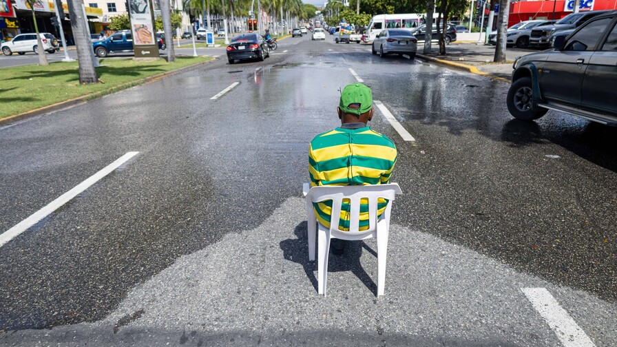 Malos olores y aguas servidas toman tramo de la avenida Jiménez Moya Malos olores y aguas servidas toman tramo de la avenida Jiménez Moya