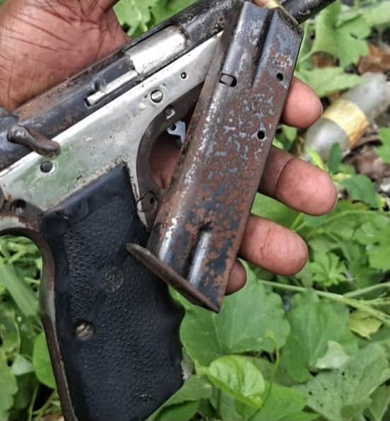 Arma ocupada por la Polic&iacute;a a los supuestos asaltantes.