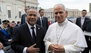 H&eacute;ctor Acosta visita al papa Le&oacute;n XIV y le pide orar por Rep&uacute;blica Dominicana