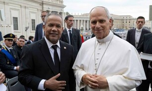 H&eacute;ctor Acosta visita al papa Le&oacute;n XIV y le pide orar por Rep&uacute;blica Dominicana