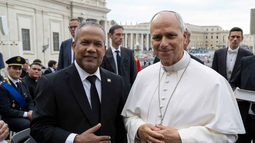 H&eacute;ctor Acosta visita al papa Le&oacute;n XIV y le pide orar por Rep&uacute;blica Dominicana