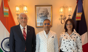 Erick P&eacute;rez Vega, rector de Unapec, recibe el Lifetime Achievement Award en India
