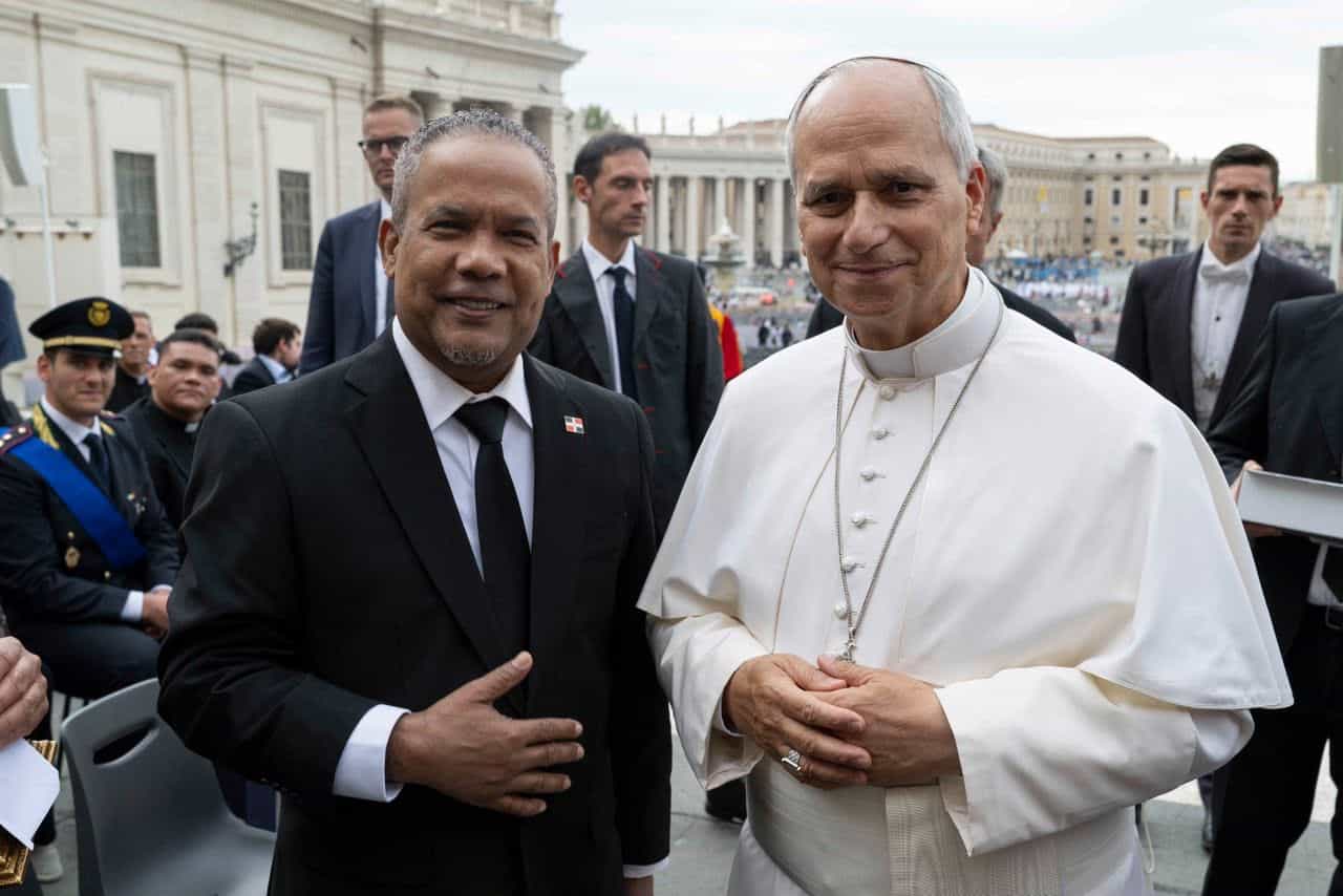 El artista dominicano H&eacute;ctor Acosta sonr&iacute;e junto al papa Le&oacute;n XIV durante su visita al Vaticano.