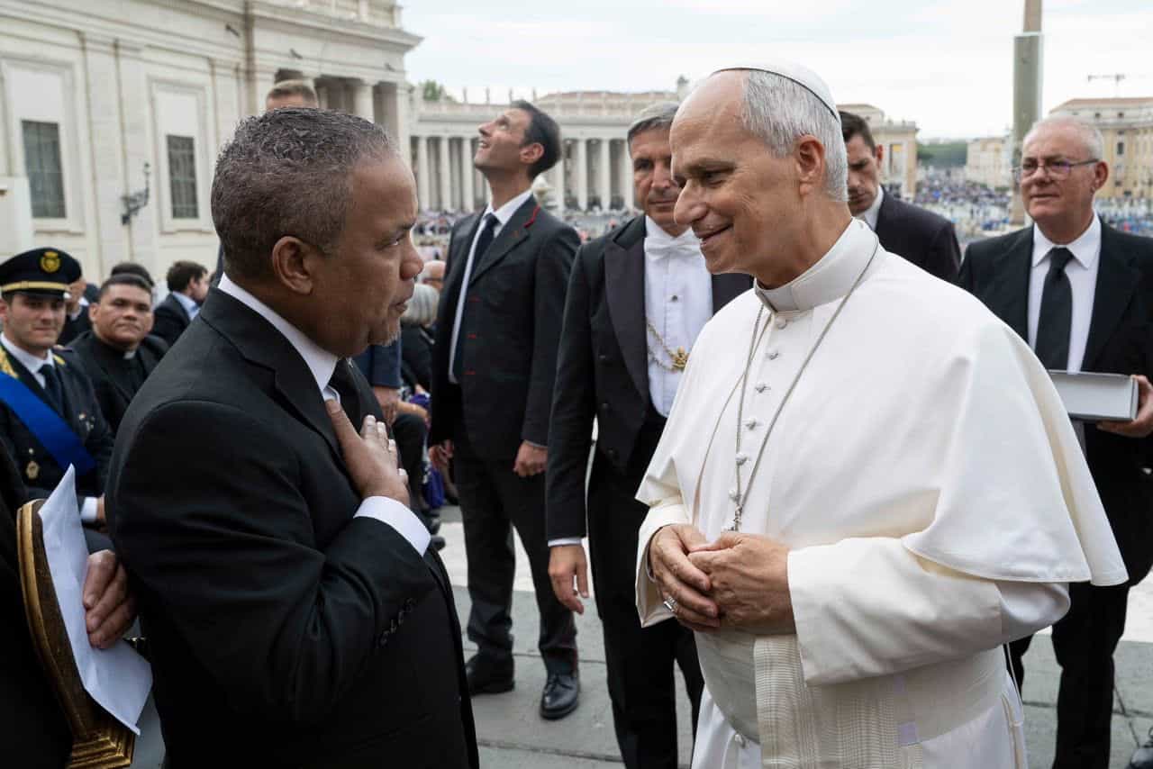 El senador y merenguero H&eacute;ctor Acosta, conocido como El Torito, saluda al papa Le&oacute;n XIV durante su visita al Vaticano, donde pidi&oacute; oraciones por la Rep&uacute;blica Dominicana.