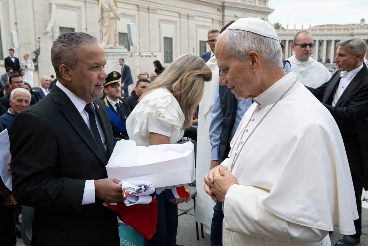 H&eacute;ctor Acosta entrega al papa una bandera dominicana, lienzos con im&aacute;genes de la Virgen y un cuadro enmarcado de la advocaci&oacute;n mariana.<br><br>