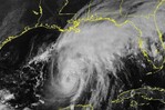 El huracán Isaías genera fuertes lluvias y viento mientras se acerca a EE. UU. El huracán Isaías genera fuertes lluvias y viento mientras se acerca a EE. UU.