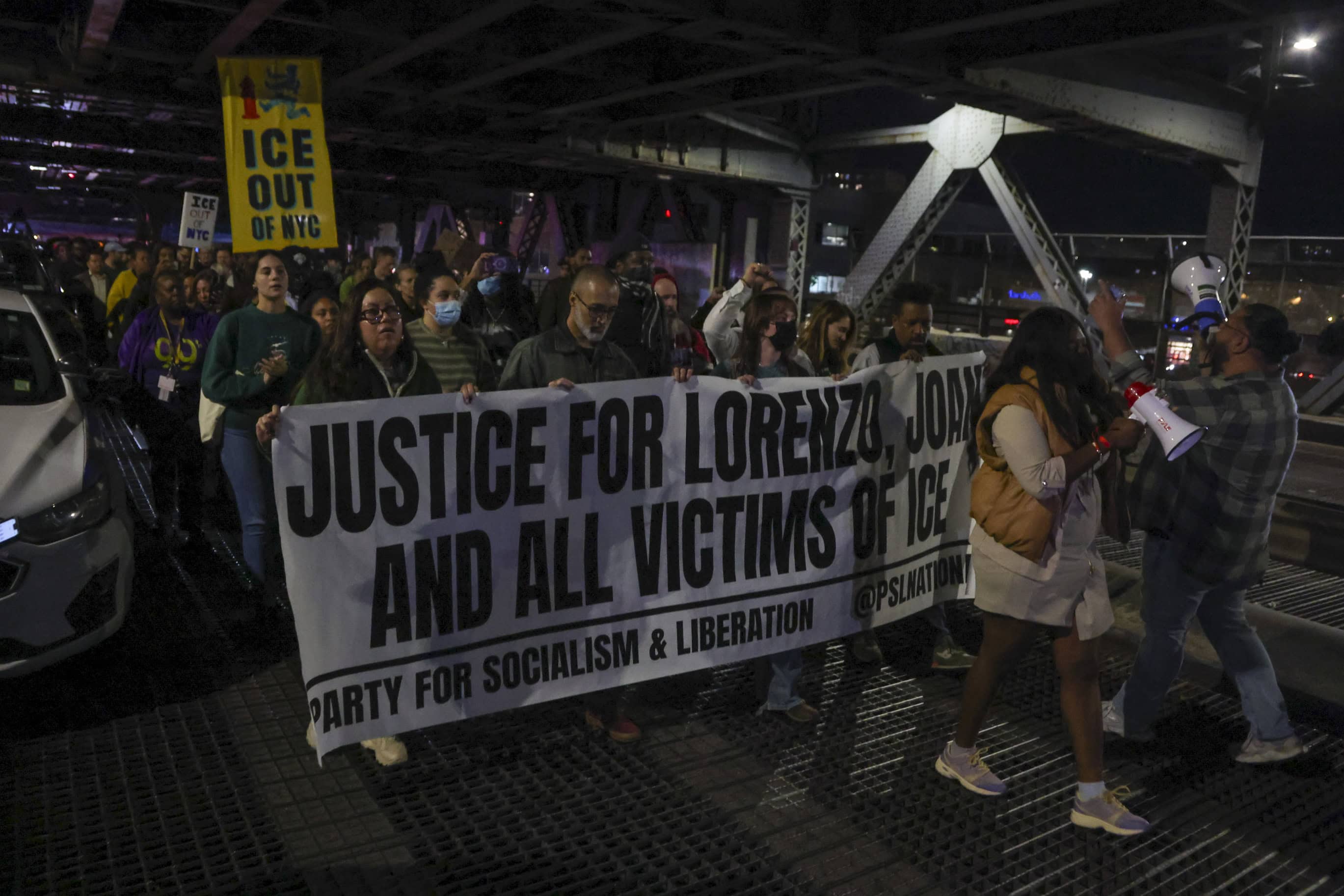 Manifestantes marchan desde el lugar de los hechos hasta el hospital cercano después de que un agente del ICE presuntamente disparara a un hombre en Nueva York.