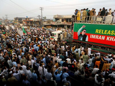 Seguidores del líder encarcelado Imran Khan marchan a Islamabad
